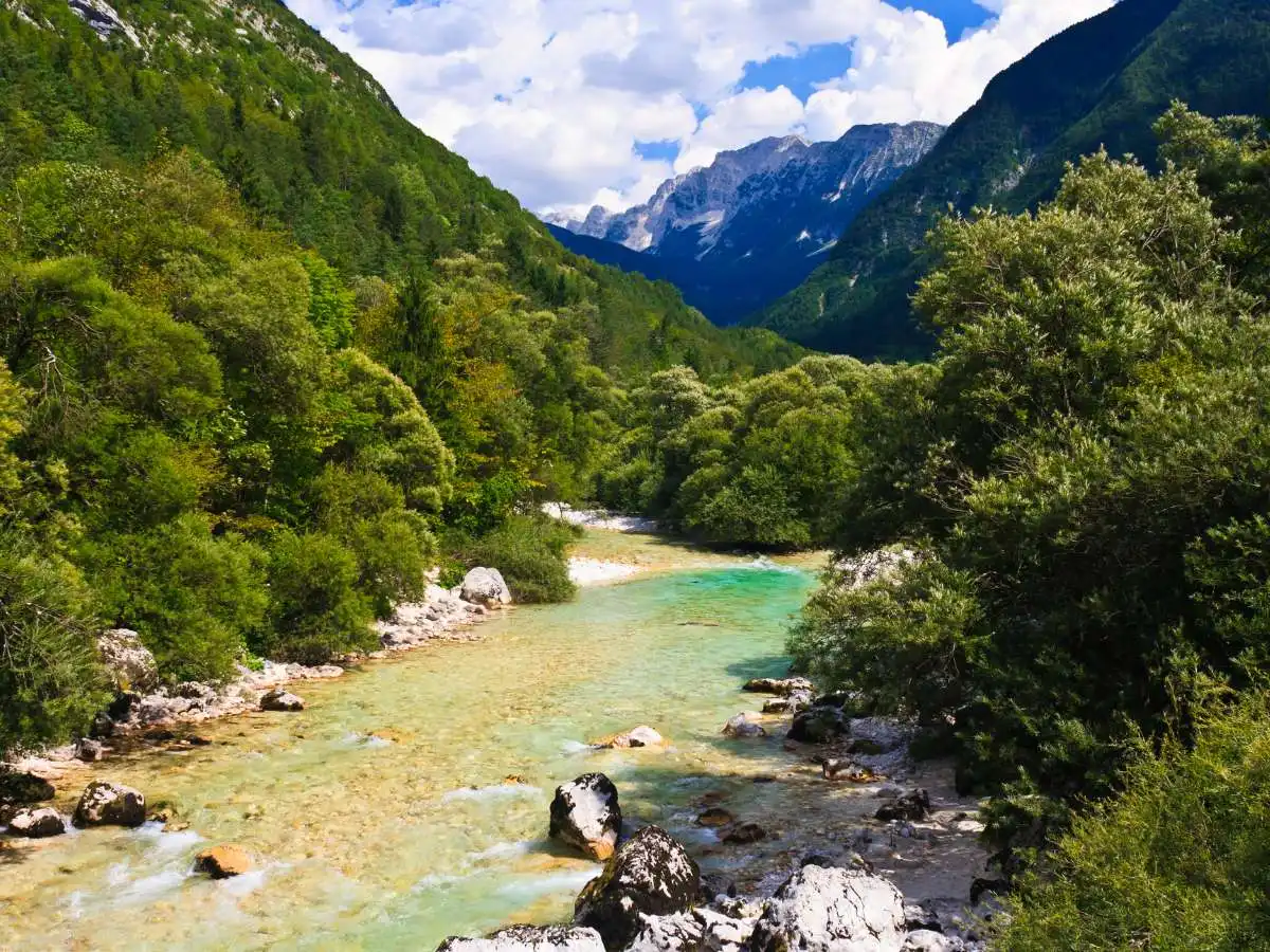 Il luogo inondato di colori che esistono solo qui: benvenuti nella valle che nessuno si aspetta, meraviglia della Slovenia