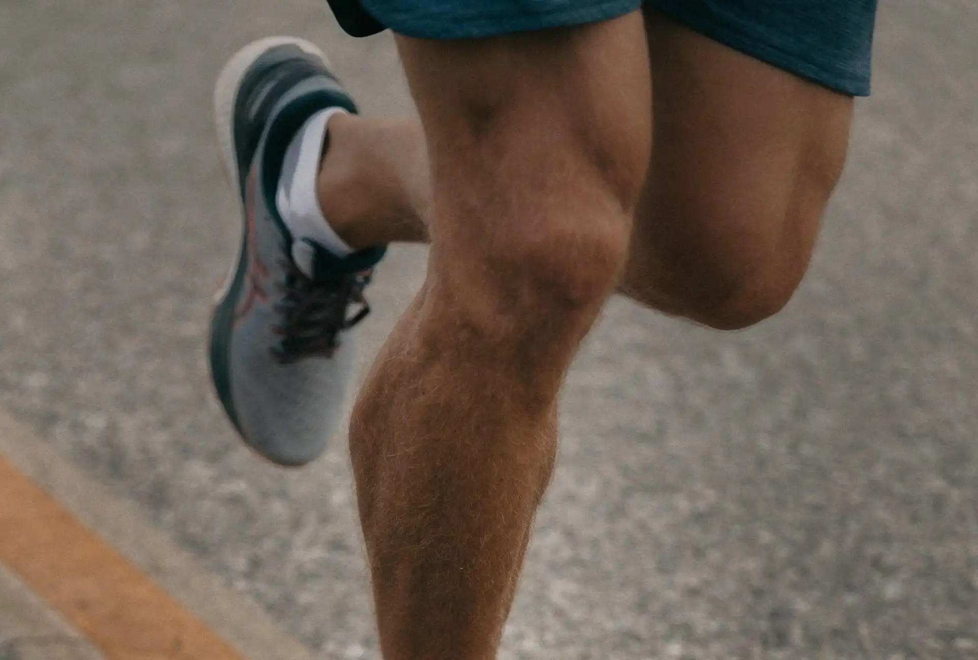 Ginocchio gonfio dopo la corsa: cosa fare nelle prime 48 ore