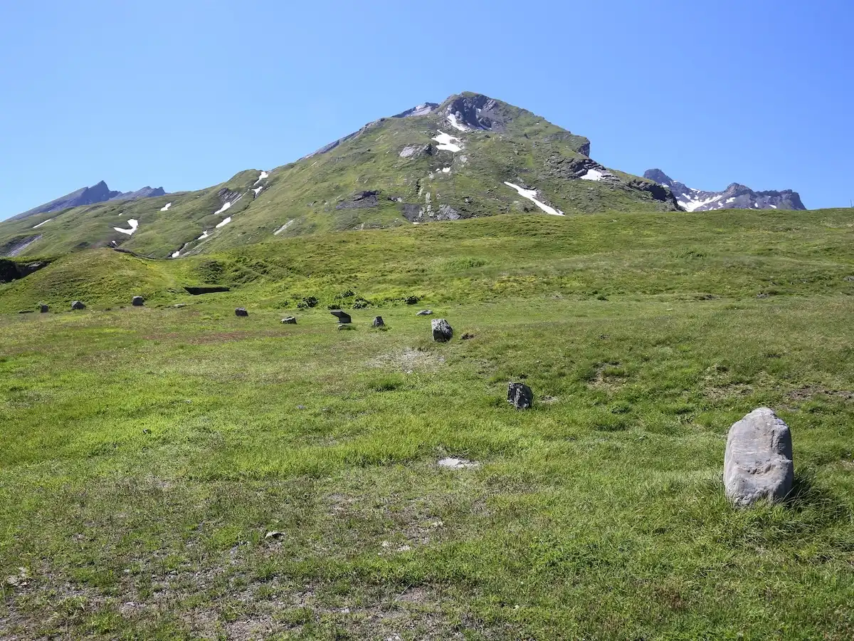Quarantasei pietre nel cielo delle Alpi: il cromlech del Piccolo San Bernardo e i suoi segreti astronomici