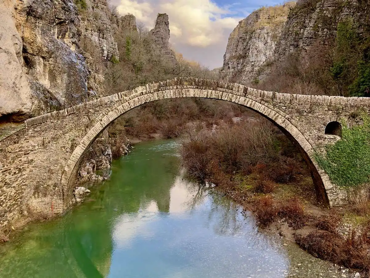 Dove il grigio della pietra incontra il verde più profondo d’Europa: la Grecia che smentisce ogni cliché