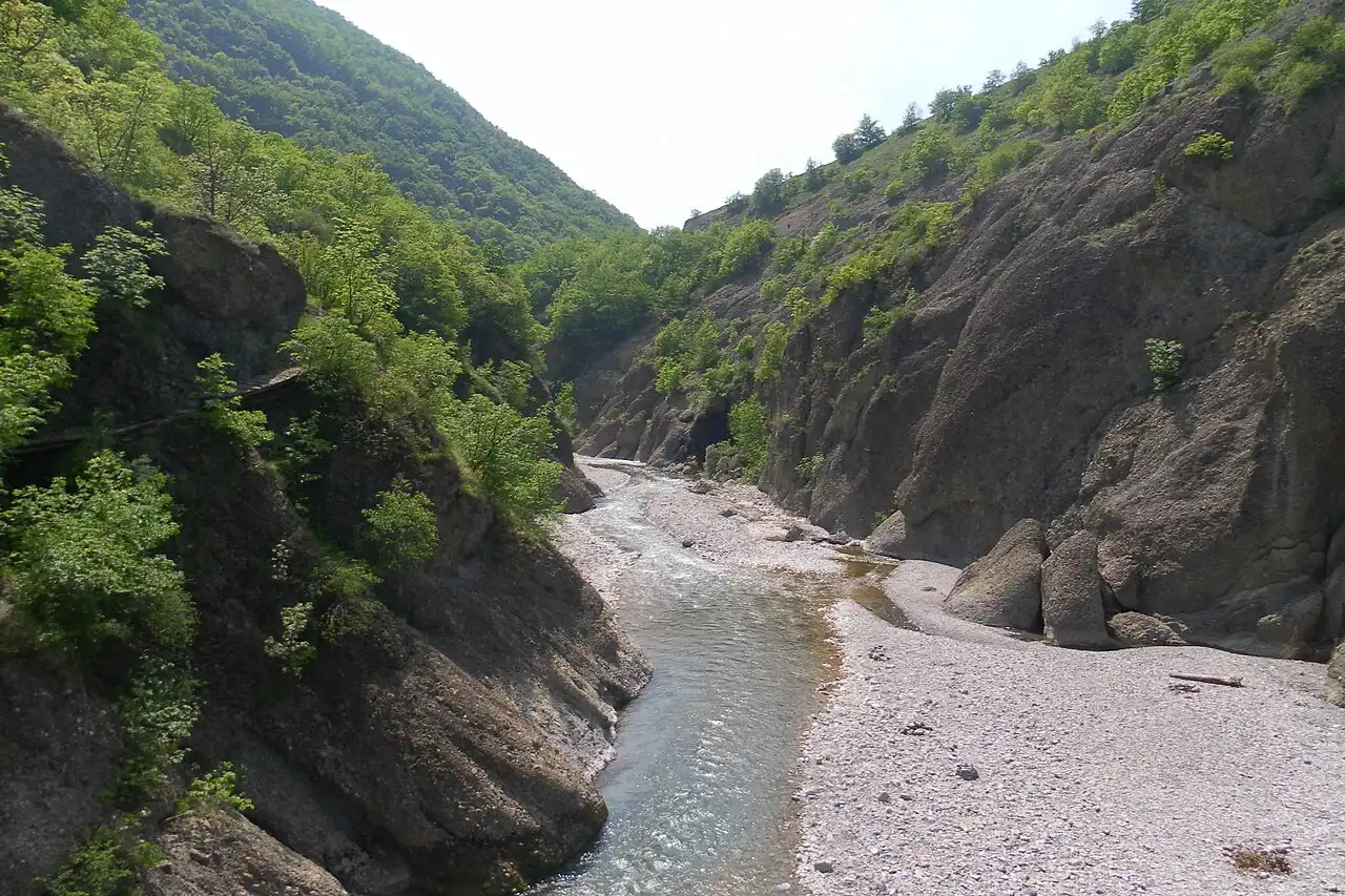Il canyon d’acqua cristallina nascosto nel Monferrato, tra pareti di roccia alte cento metri e piccole spiagge