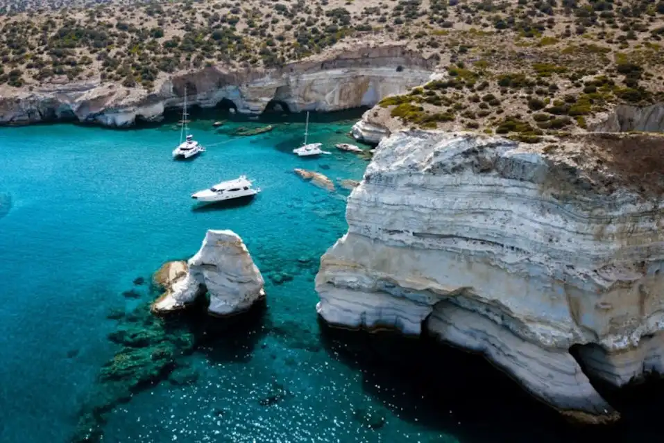 La Grecia a settembre dà il meglio: mare a 25 gradi, prezzi giù del 30% e nessuno in giro