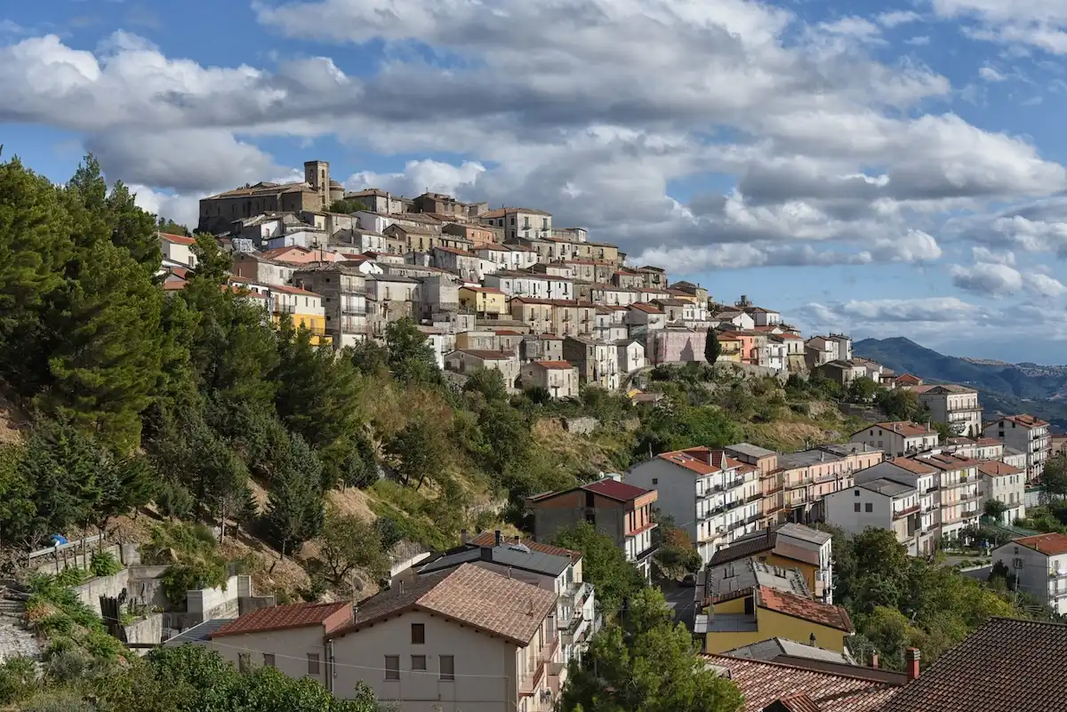 Masciare, malocchio e il festival delle streghe: Colobraro, “quel paese” della Basilicata