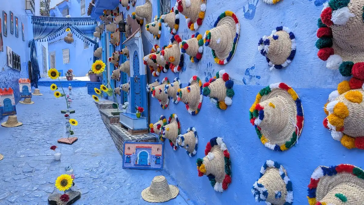 Cascate, vicoli e tramonti romantici: Chefchaouen è la città blu del Marocco che ti fa capire come funziona il turismo oggi