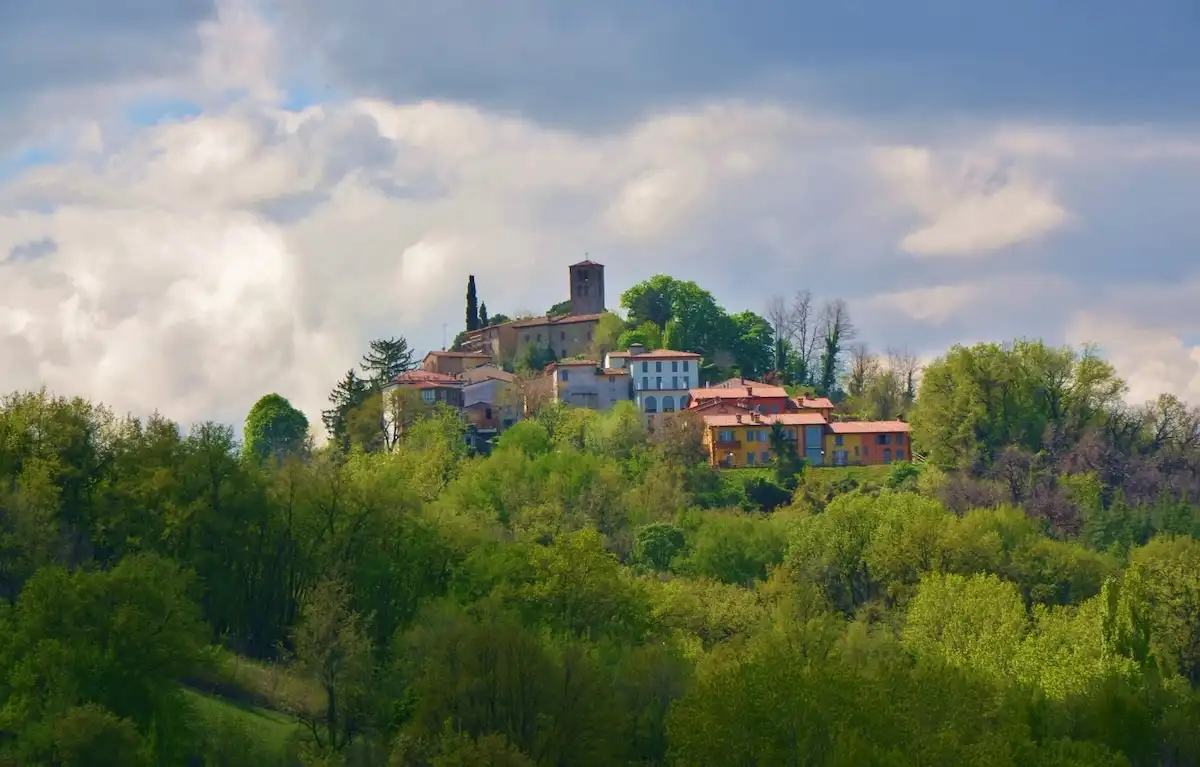 Laghi, calanchi, pievi e il castello di Ladyhawke: scopri Vernasca e la Val d’Arda