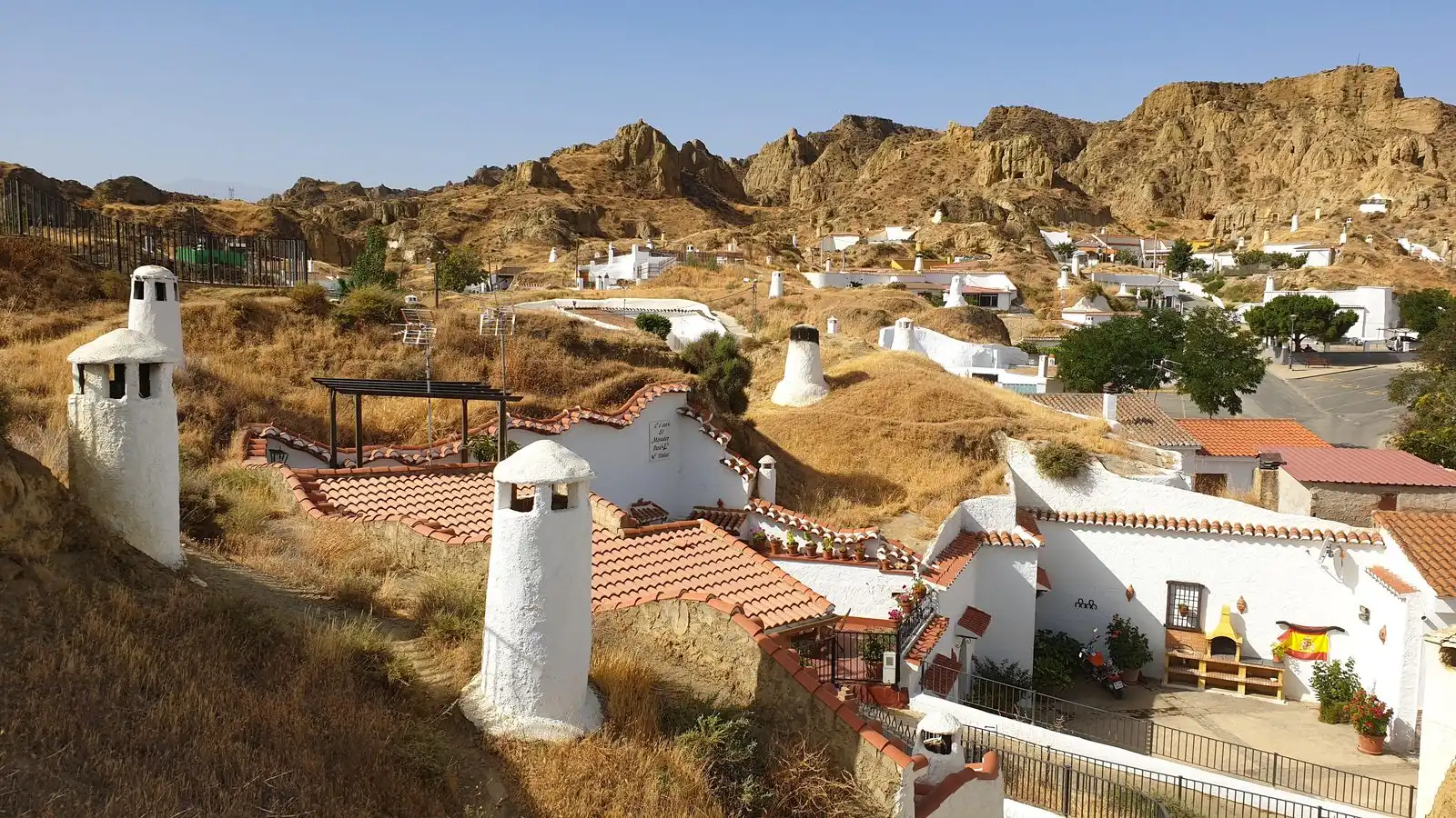 Sembra Matera, ma siamo in Andalusia: ecco Guadix, la città delle case-grotta