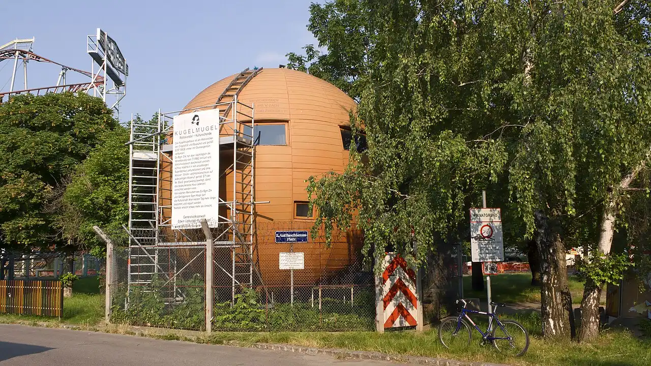 A Vienna c’è una “repubblica sferica” di appena 8 metri di diametro: viaggio a Kugelmugel