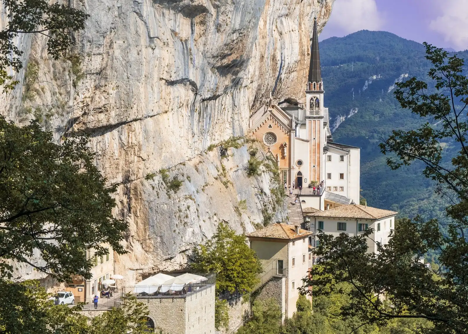 Sfida la gravità sospeso sulla roccia: il magico Santuario della Madonna della Corona a Spiazzi sembra impossibile