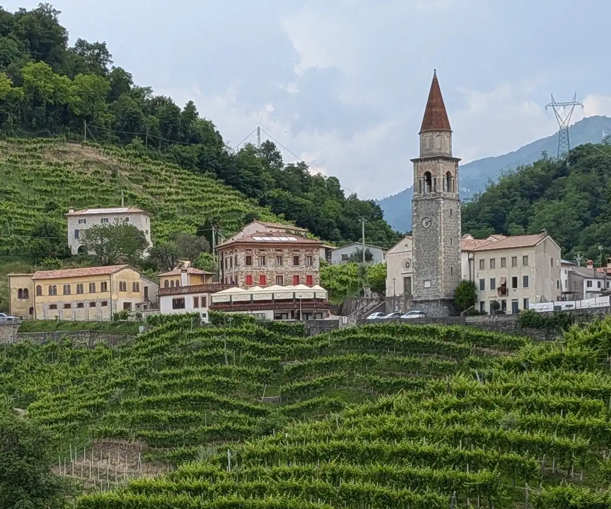 Il borgo nascosto nel cuore delle colline UNESCO del Veneto: l’incanto di Farra di Soligo