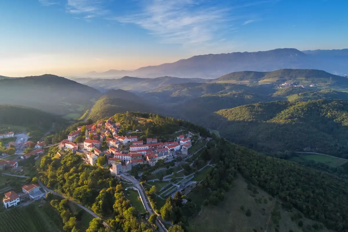 Pietra, bora e prosciutto: San Daniele del Carso è un fiabesco borgo medievale nascosto dopo il confine italiano