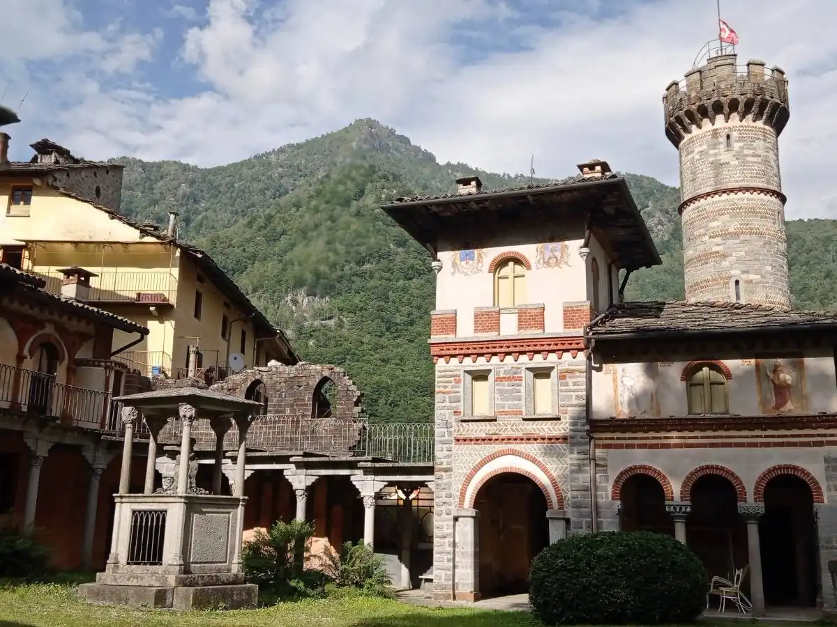 Il borgo piemontese progettato dagli spiriti: qui è dove l’architettura obbedisce all’aldilà