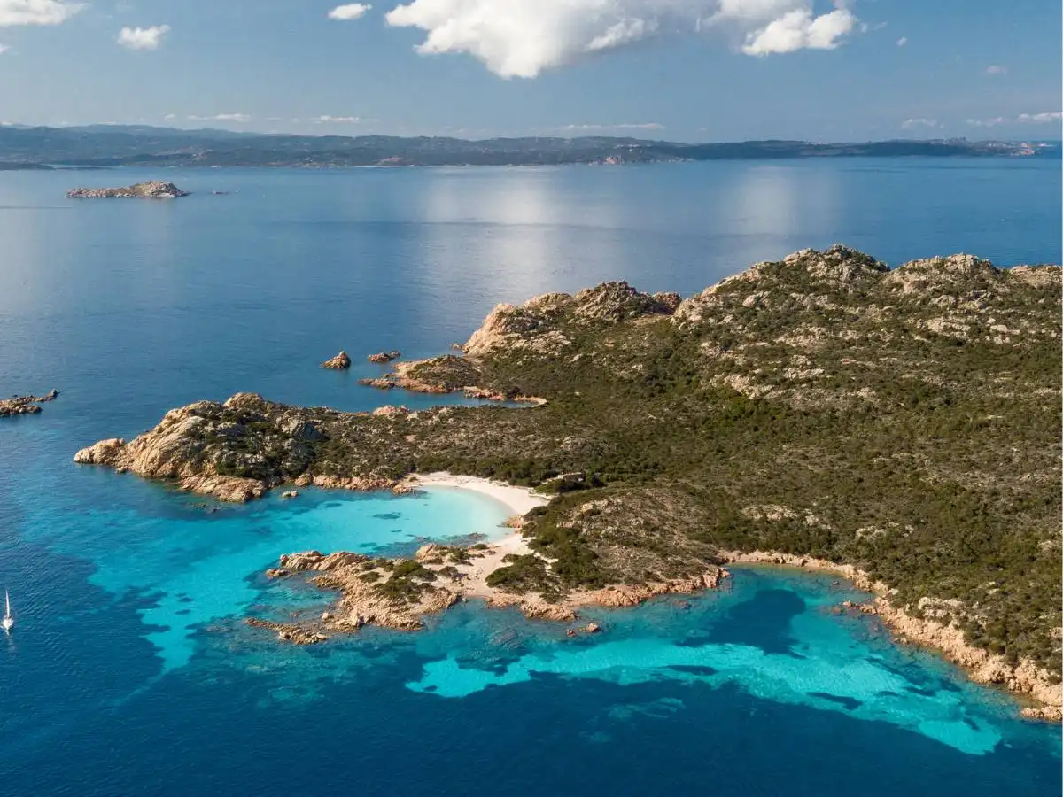 7 Isole disabitate in Italia, dove natura, leggende e silenzio sono i padroni