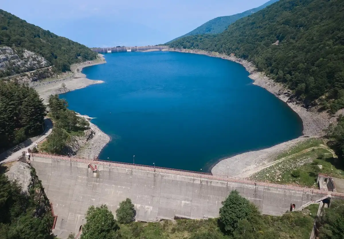A mille metri sopra il Lago Maggiore c’è un altro lago, con un borgo sommerso e le rive dove fare il bagno: Delio