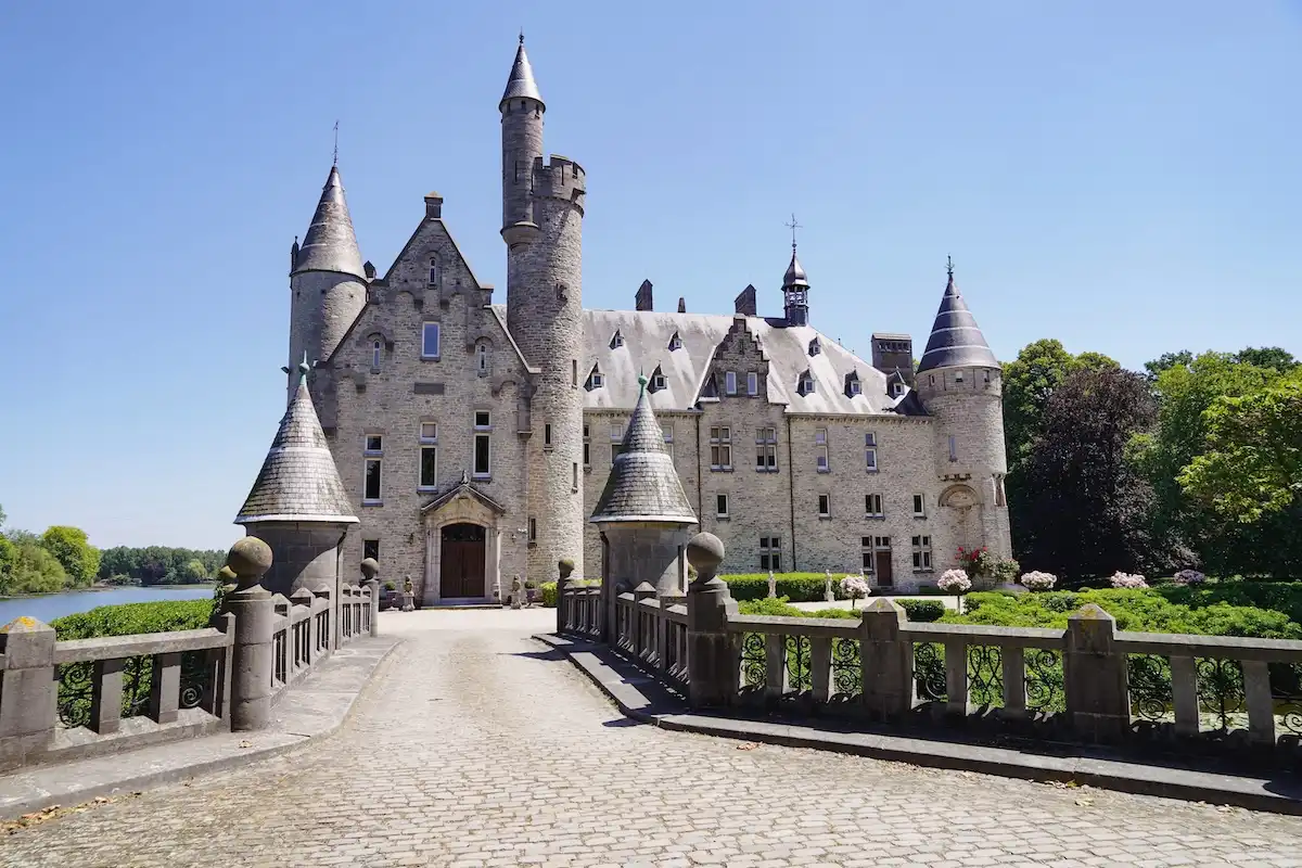 Nascosto tra le anse del fiume, il castello belga che sembra uscito da una fiaba gotica: scopri Marnix de Sainte-Aldegonde
