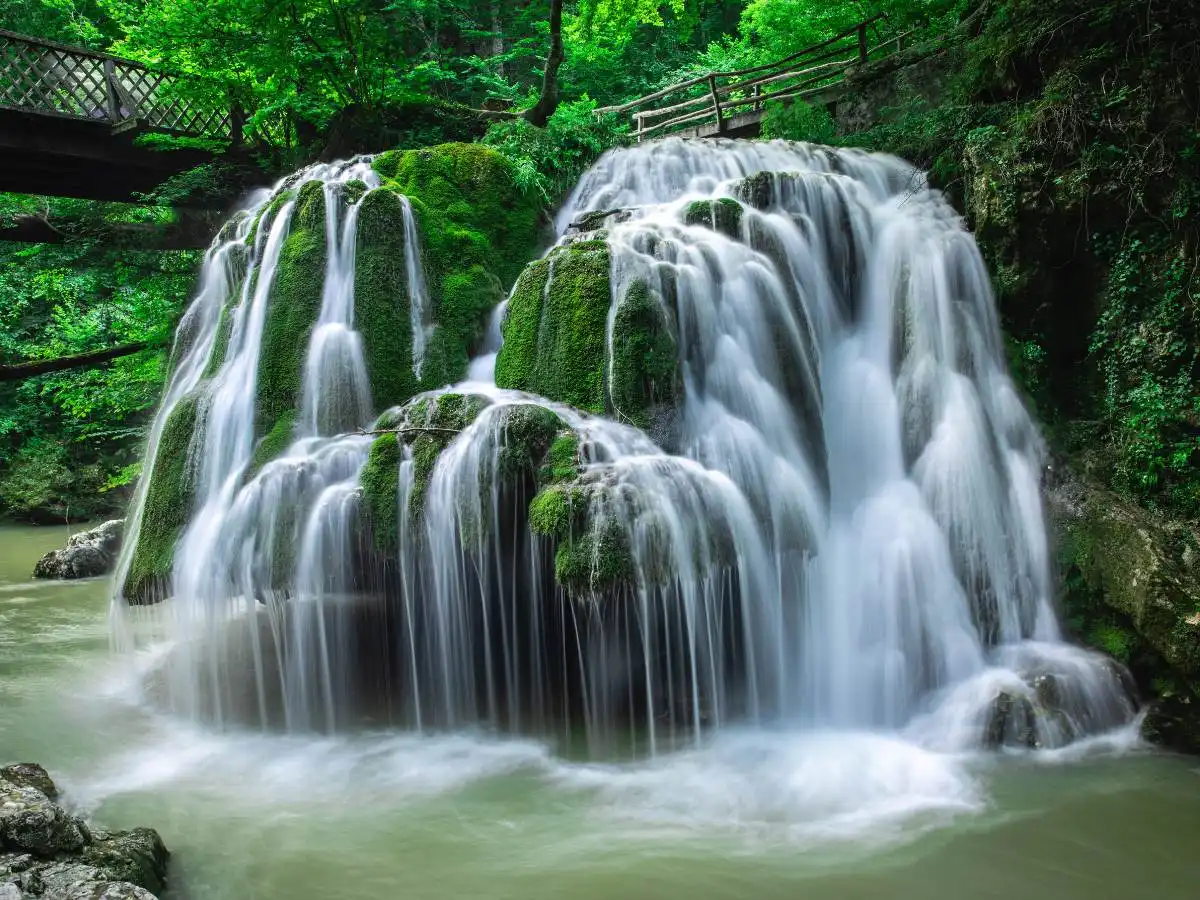 L’acqua scende a ventaglio su un cuscino di muschio verde: il miracolo d’Europa che il mondo ha incoronato