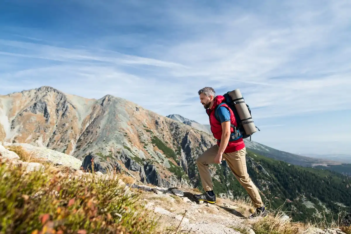 Dalle Dolomiti ai fiordi: quali sono i sentieri più amati dagli italiani per fare trekking