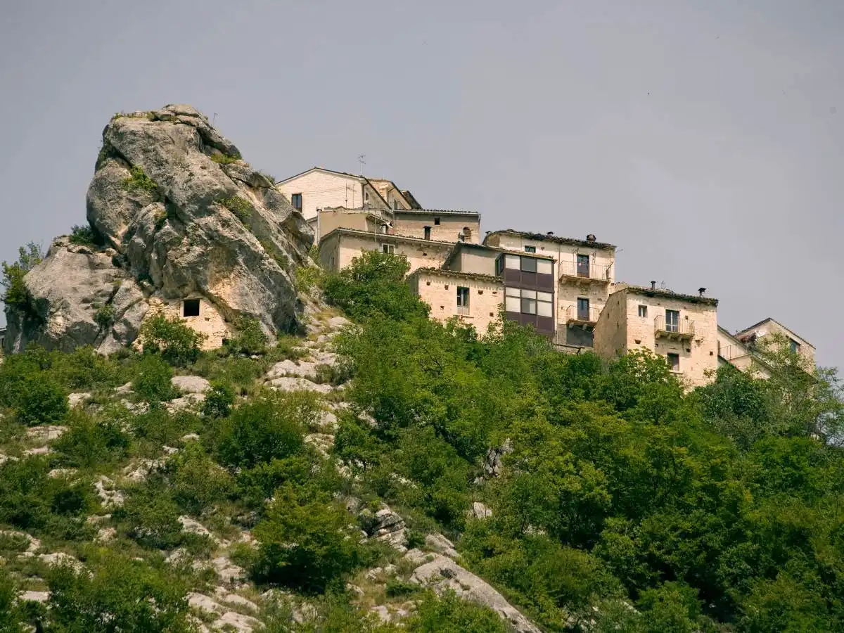 In Italia c’è un’altra piccola Matera, ed è il borgo segreto degli scalpellini scavato nella roccia