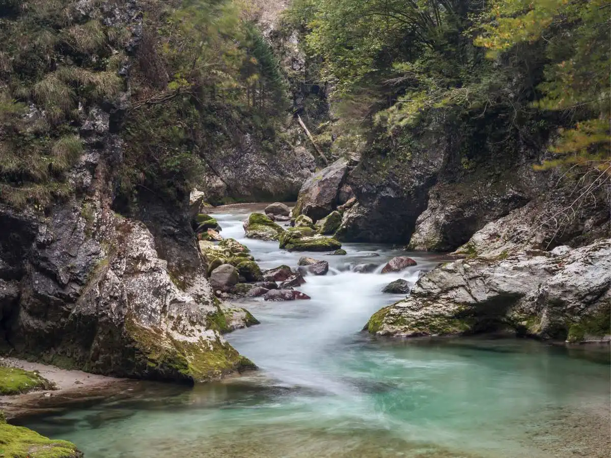 Qui puoi camminare sospeso sul fiume più smeraldo d’Italia: un posto straodinario