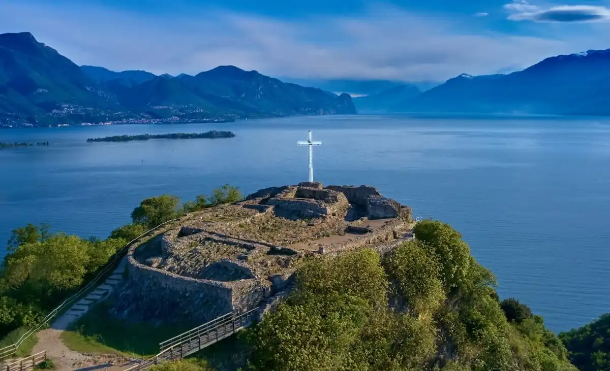 Da questa fortezza medievale sul Garda si vedono tre province e la magia dell’autunno: la Rocca di Manerba