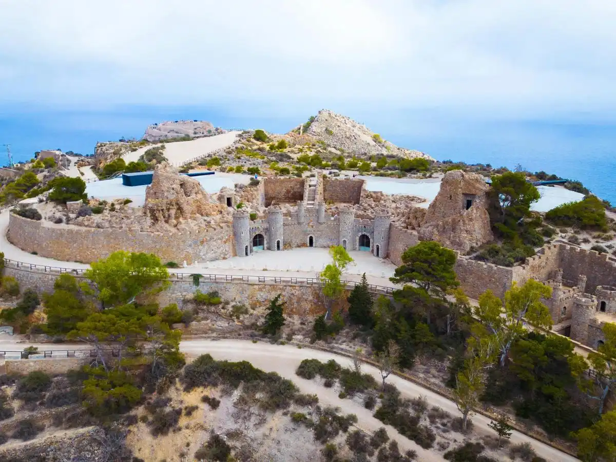 Il castello da favola nascosto tra le scogliere e che domina l’orizzonte dove finisce la terra
