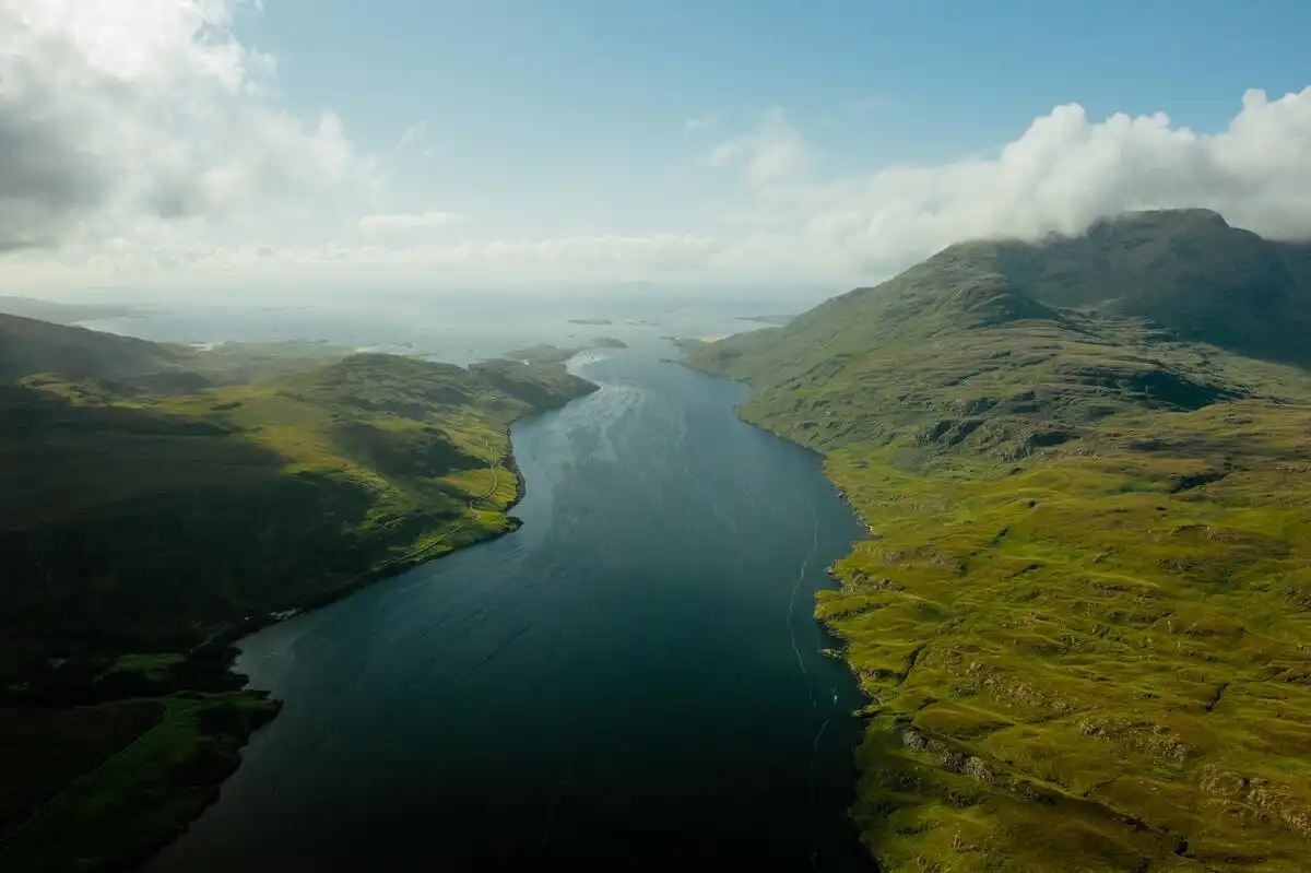 La magia del silenzio verde: il fiordo nascosto nell’Irlanda più selvaggia è un Best in Travel 2027