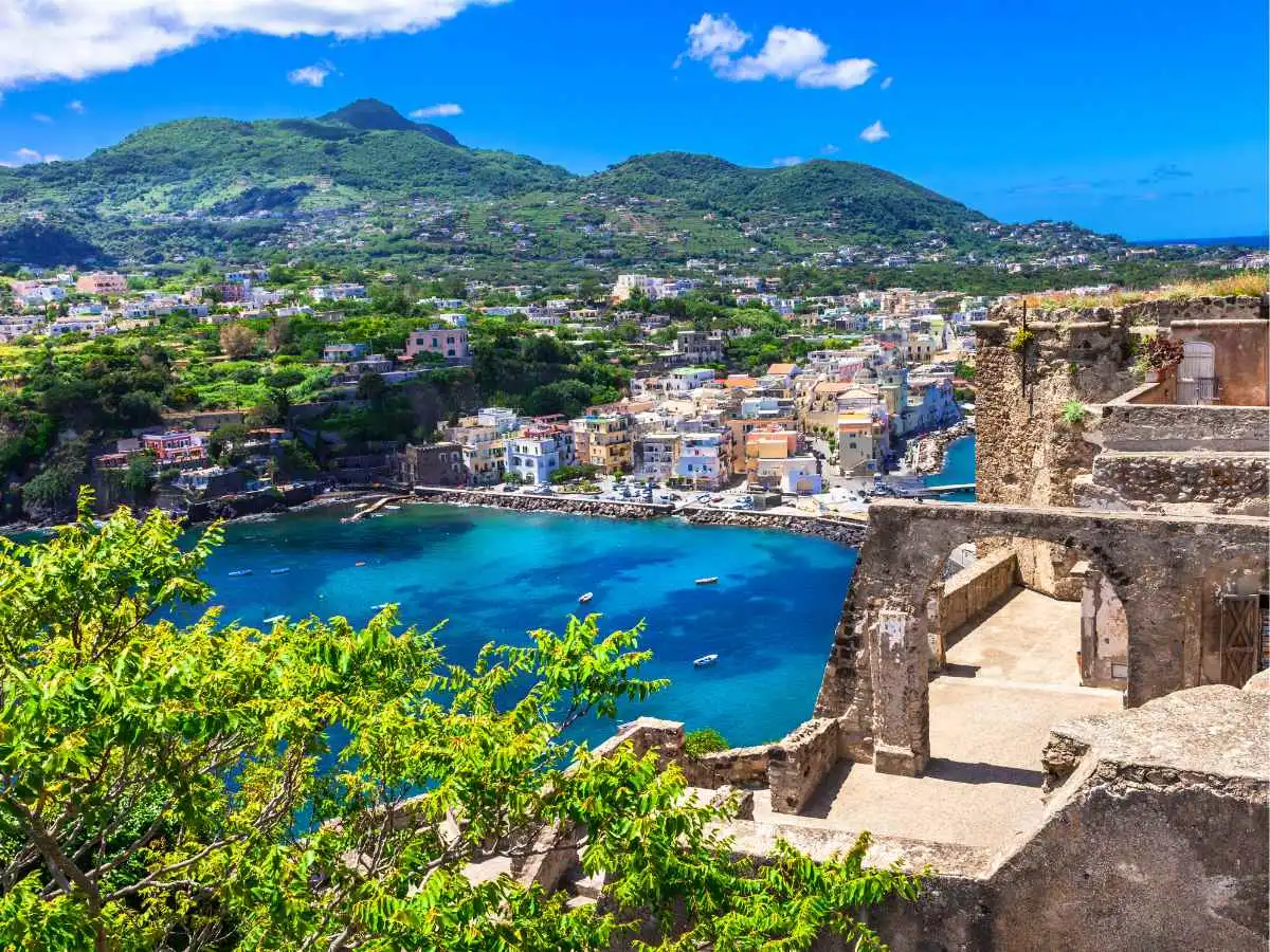 Acqua calda, spiagge deserte e profumo di vendemmia: 7 isole italiane da riscoprire in autunno