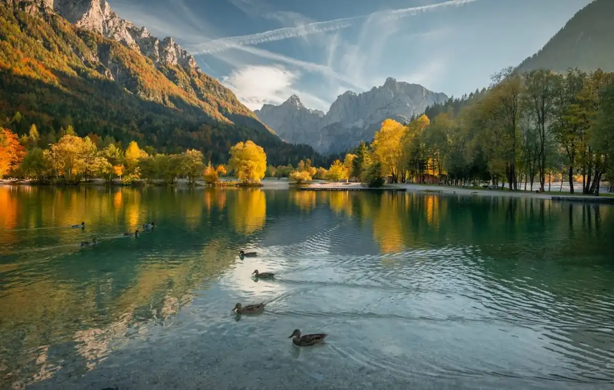 Il lago verde smeraldo tra le Alpi Giulie: Jasna ti sorprende ed è a due passi dall’Italia