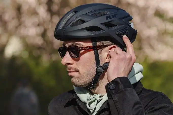 Questo casco risponde alle chiamate e ti dà indicazioni sulla strada