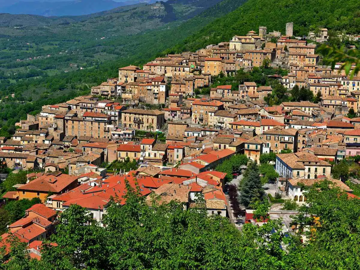 Tra vicoli silenziosi e vette incontaminate: questo borgo del Lazio è la fuga perfetta nel verde