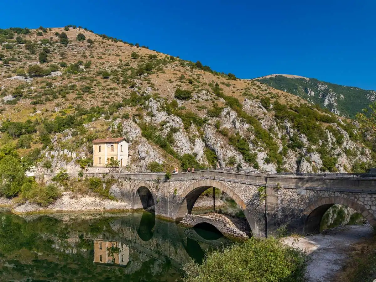 Aggrappato alla roccia su un lago italiano: il rifugio spirituale che sfida la gravità