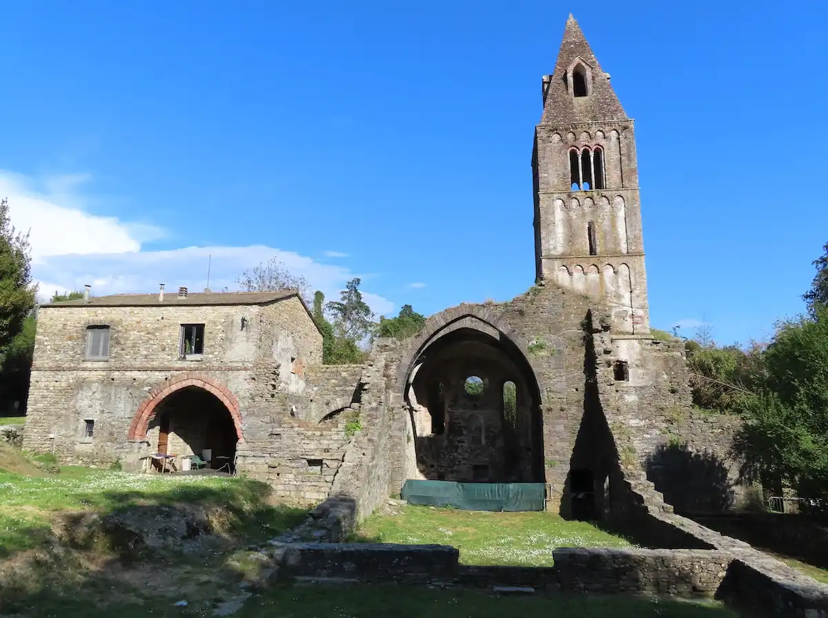 Il monastero più misterioso della Liguria: rovine gotiche, un campanile romanico e il campo da golf accanto