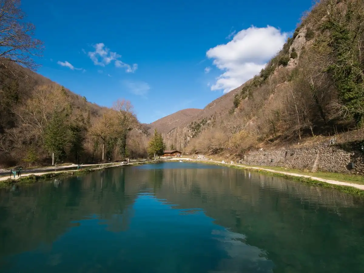 Il “mostro” umbro che nessuno si aspetta: questo è il Lago di Loch Ness italiano