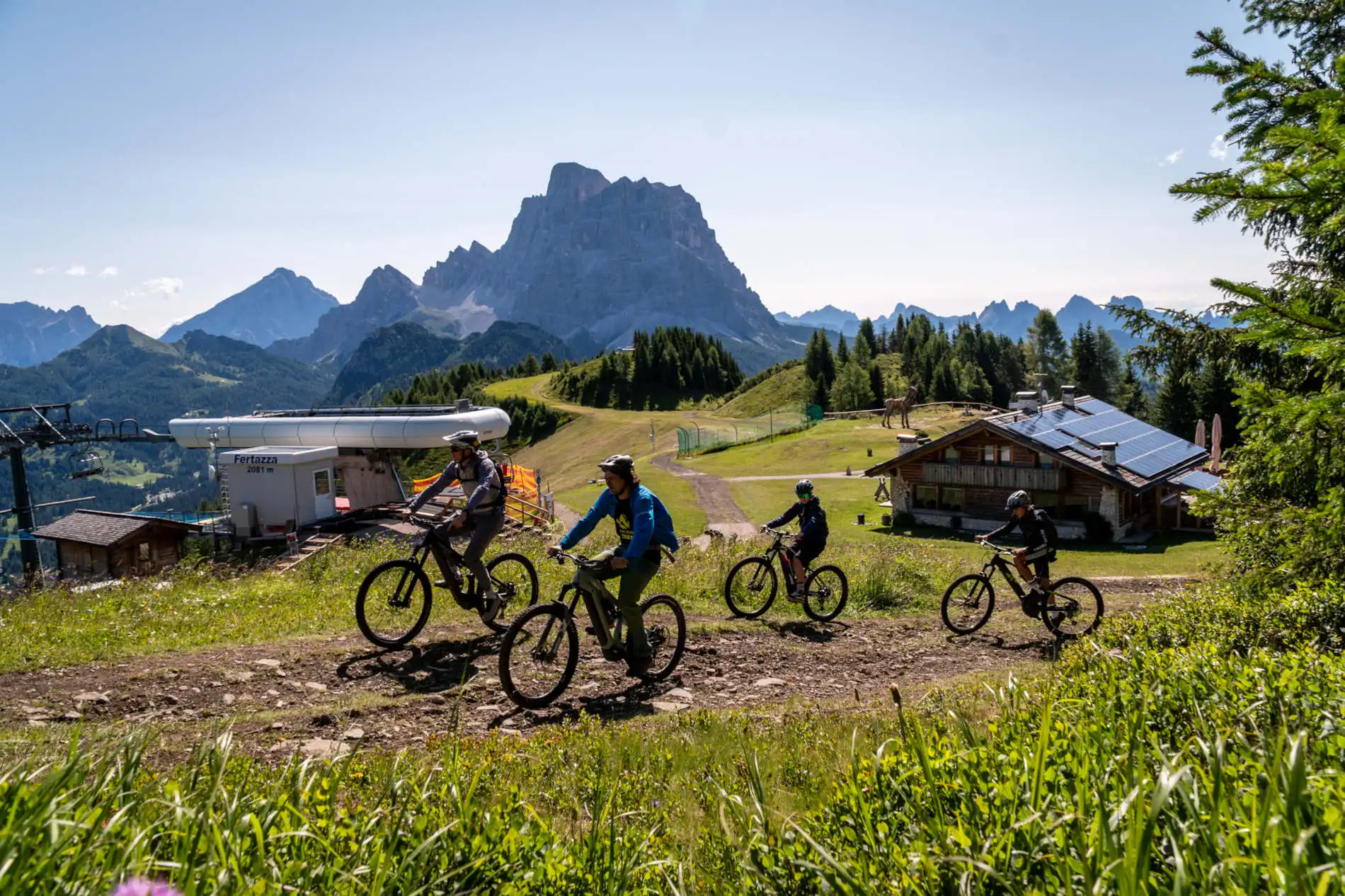 Pedalare al cospetto di Monte Civetta e Pelmo è la quintessenza della bellezza alpina