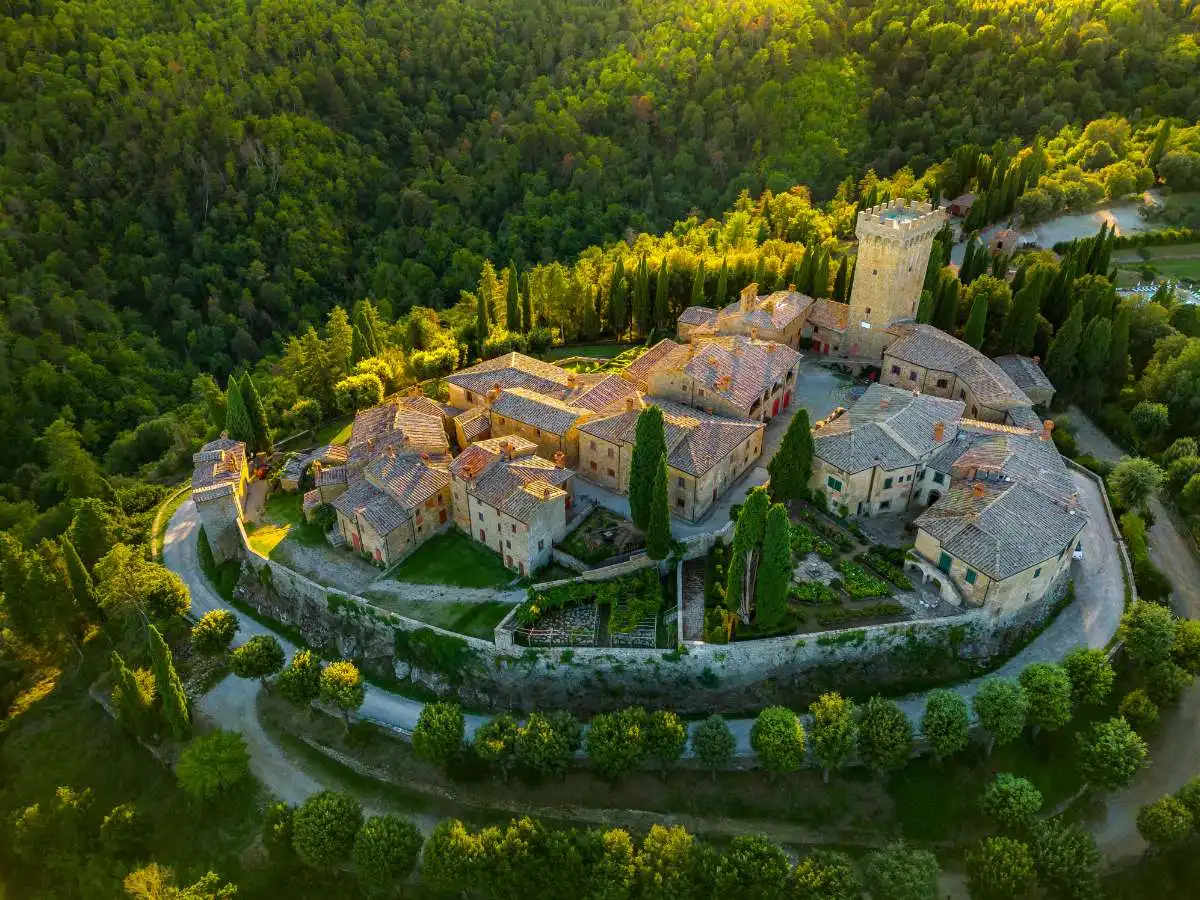 Questo era un borgo perduto, ma adesso è il regno dell’ospitalità: l’incredibile Gargonza