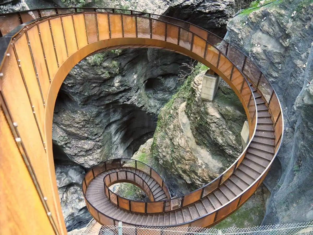 A due passi dall’Italia c’è un canyon attraversato da una gigantesca scala a chiocciola