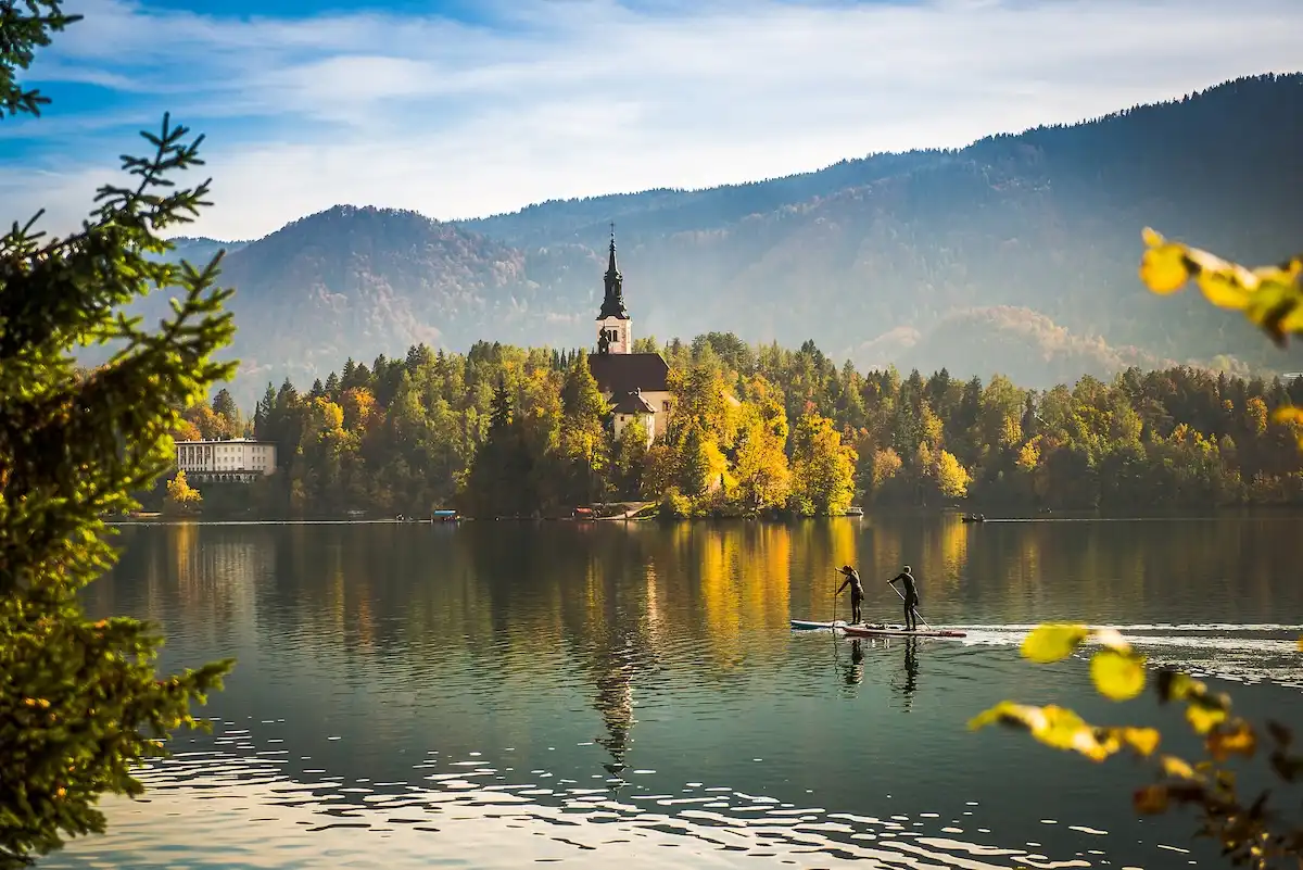 Rosso, oro e silenzio: il lago di Bled in autunno è un mondo di pace tutto da scoprire