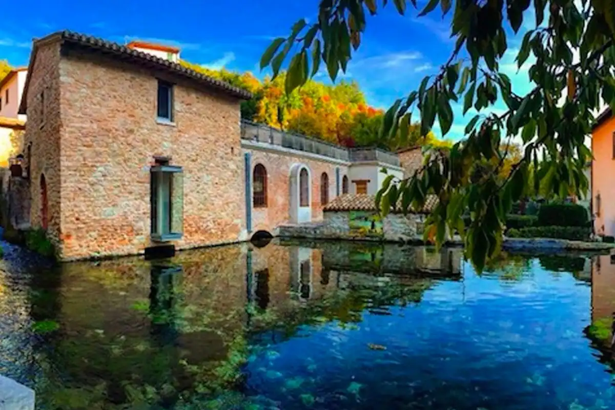 Acqua ovunque, ruscelli tra le case: Rasiglia è la Venezia dell’Umbria, un borgo unico