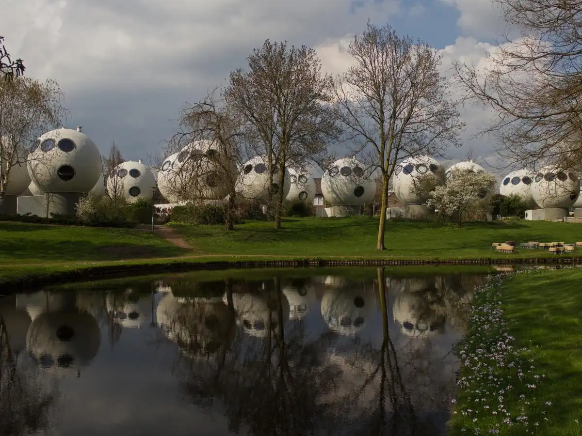 Il pazzesco quartiere in cui si vive (e alloggia) in case a forma di sfera: sembra uscito da un sogno