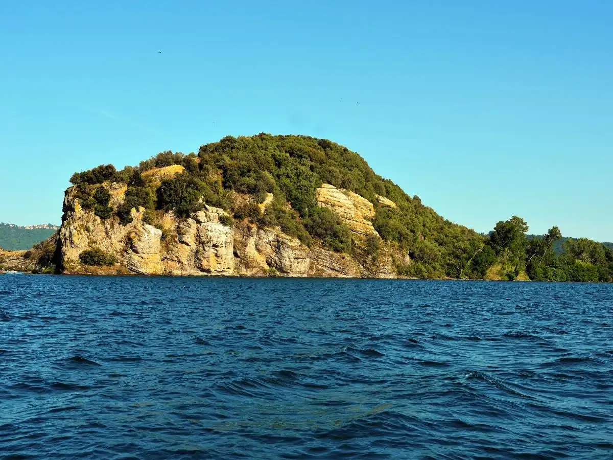 Segreti e misteri dell’Isola Fantasma d’Italia, meraviglia al centro di un immenso lago vulcanico
