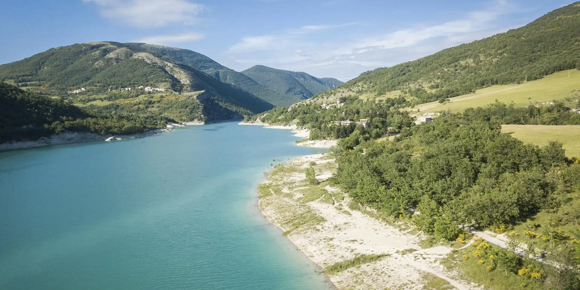 Campanili, antiche mura e stradine di pietra che riemergono dalle acque: l’autunno al Lago di Fiastra tra leggende, foliage e canyon da fiaba