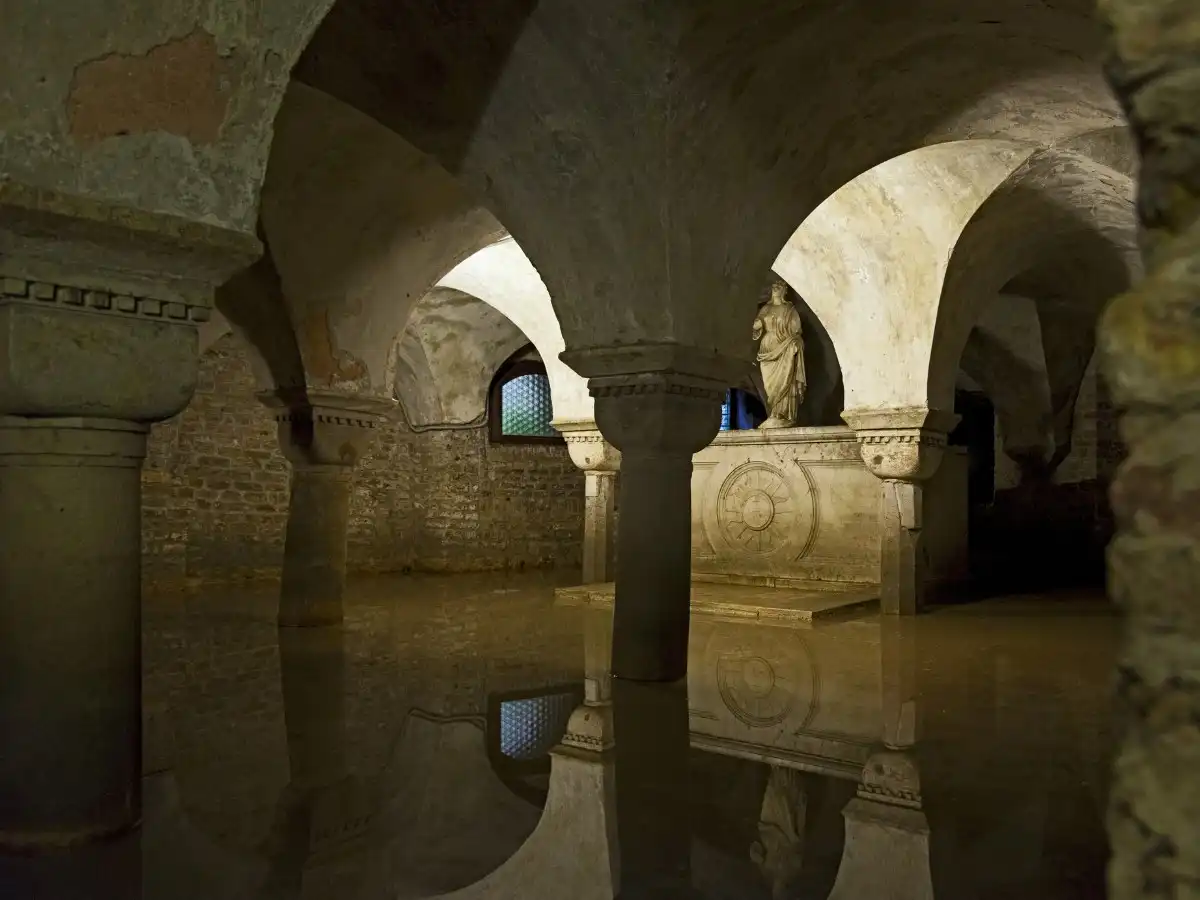 Sotto il marmo di una meravigliosa chiesa veneta c’è una cripta allagata che pochi conoscono