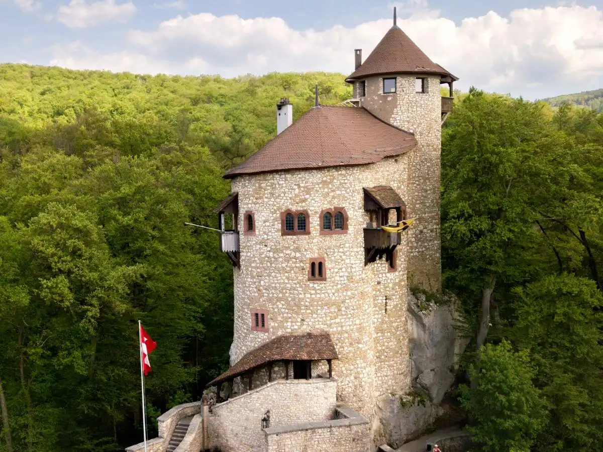 A 460 metri di quota, c’è un fiabesco castello che domina il fiume Birs in silenzio