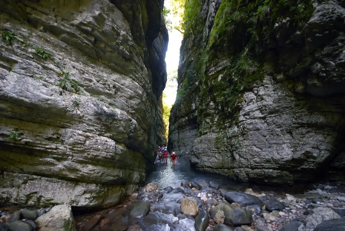 Rocce a picco, corsi d’acqua e boschi dorati: il canyon più spettacolare della Toscana nell’atmosfera dell’autunno