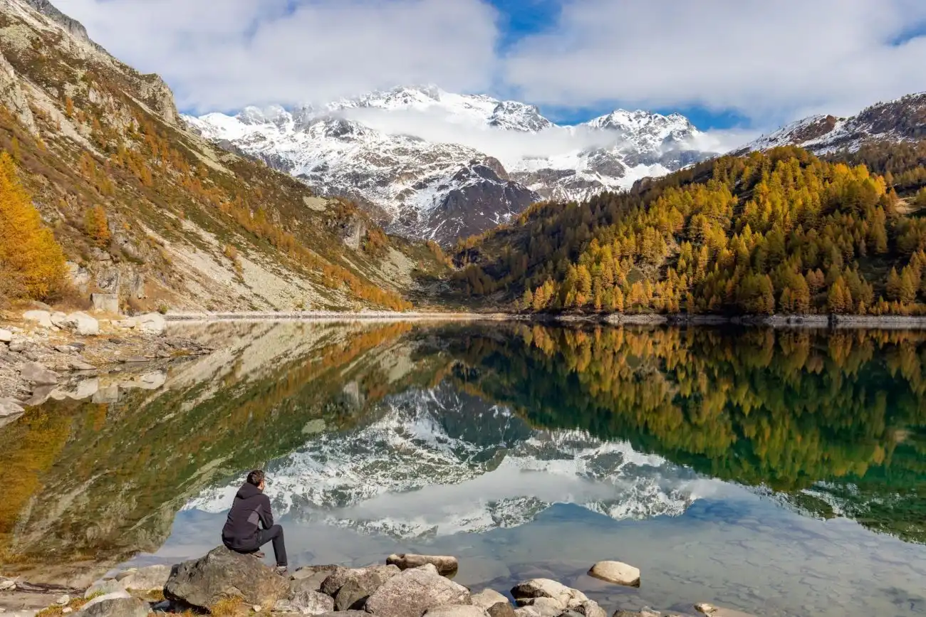 Laghi, valli alpine e il treno autunnale più bello d’Europa: l’Alto Piemonte in ottobre