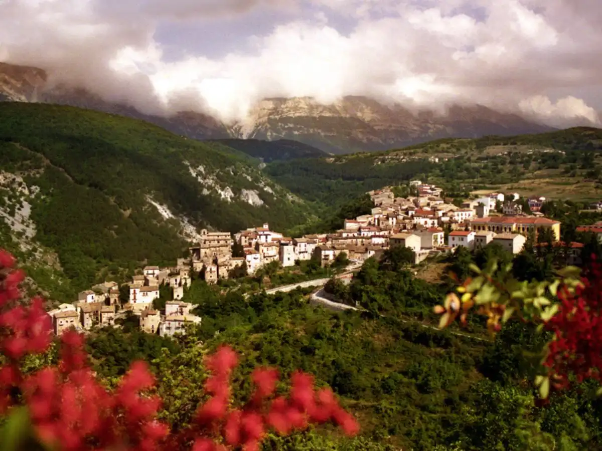 Sospeso tra cielo e terra, questo borgo abruzzese poco noto vanta tantissimi secoli di storia