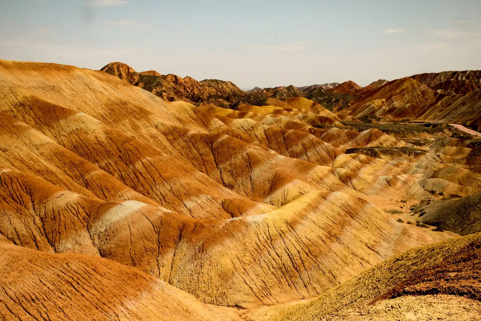 L’arcobaleno di roccia della Cina che si infiamma in autunno: le Montagne Danxia