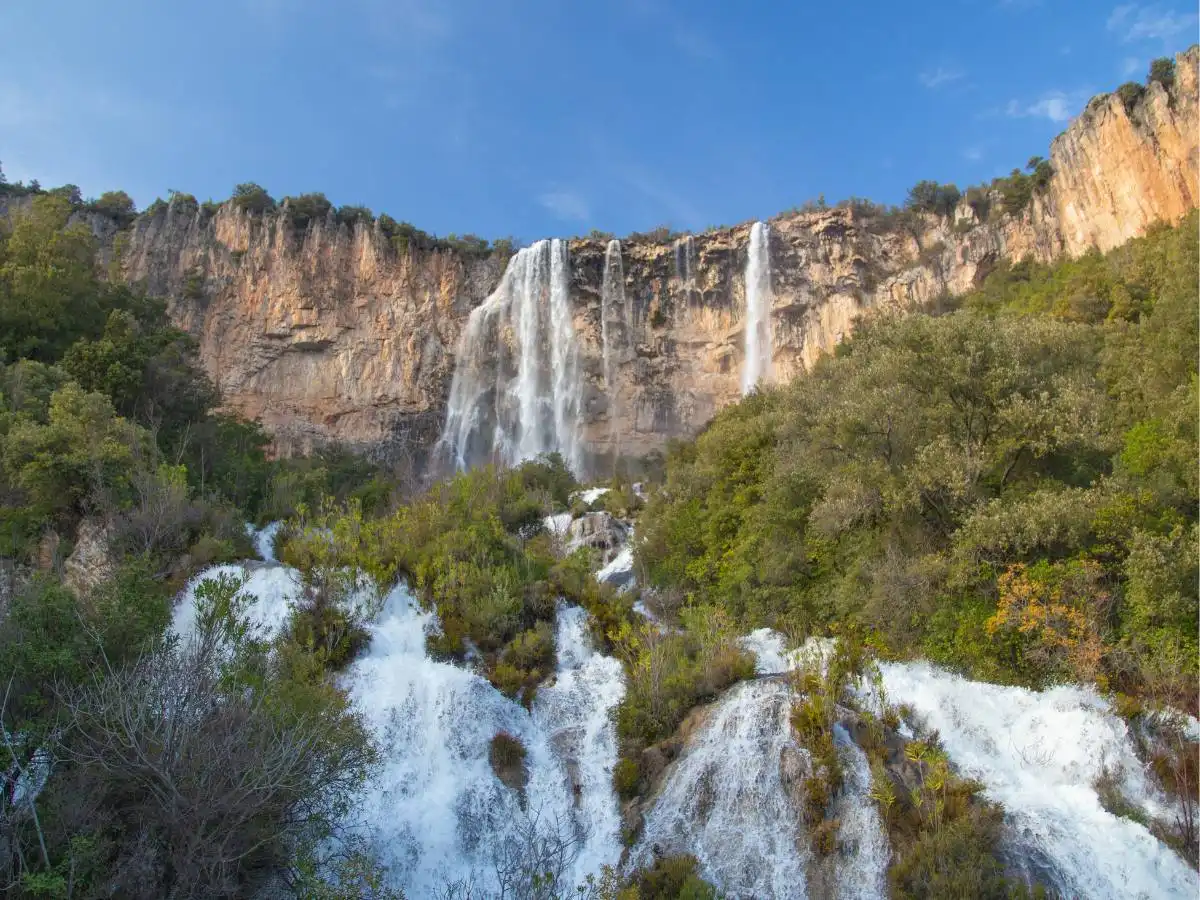 Le cascate segrete d’Italia che sbocciano solo dopo la pioggia d’autunno: sono pazzesche