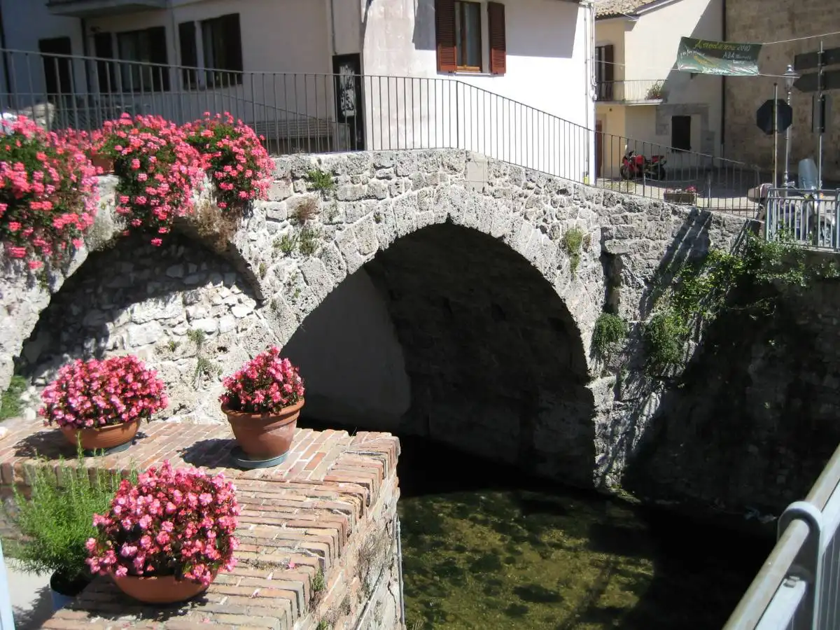 La “Piccola Venezia” delle Marche dove l’acqua scorre tra i vicoli da 800 anni