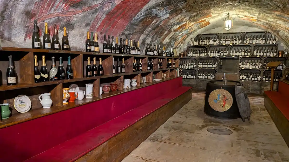La cantina sacra delle bollicine e le sue storie: la Confraternita del Prosecco di Valdobbiadene è un luogo mitico
