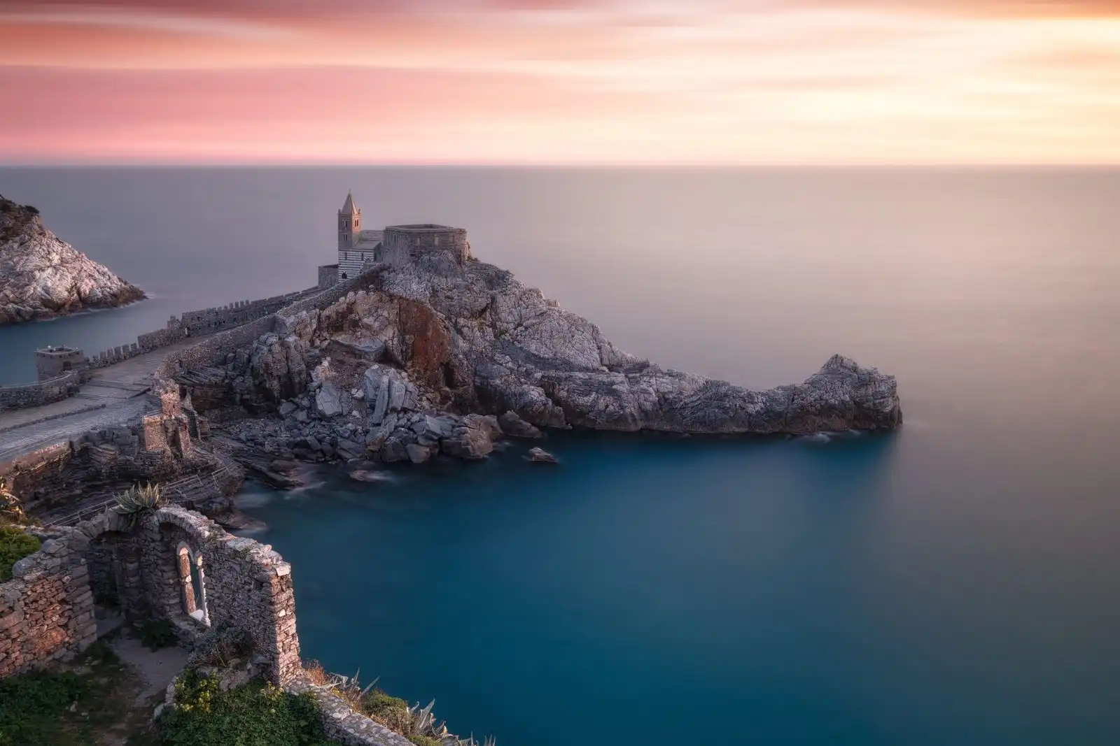 Torri, acque smeraldo e un castello sul mare: Portovenere a ottobre è un altro mondo